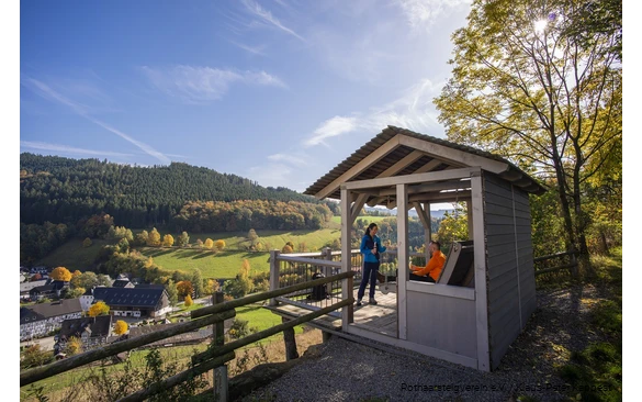 Hütte mit Waldschaukel am Ortsrand von Niedersorpe mit zwei Wandernden