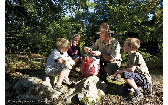 Rothaarsteig-Ranger mit Kindern im Wald