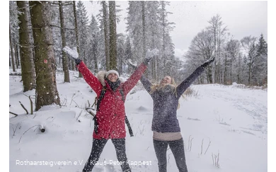 Zwei Frauen genießen den Schnee am Rothaarsteig
