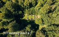 Drohnenaufnahme von Borbergs Kirchhof bei Brilon am Rothaarsteig