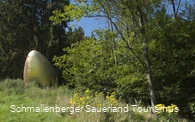 Skulptur "Was war zuerst"" von Magdalena Jetelova am WaldSkulpturenWeg Wittgenstein-Sauerland