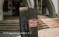 Basaltsäule mit Rothaarsteig-Logo vor dem Rathaus Brilon
