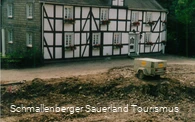 Das Schmale Haus um 1993 (Bauarbeiten zum Anbau des Rathauses im Vordergrund). 
