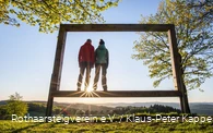 Zwei Wanderer stehen im Landschaftsrahmen auf dem Kornberg bei Dillenburg