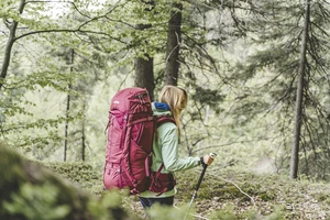 Wanderin mit Tatonka-Rucksack im Wald